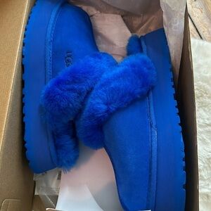 UGG slides💙